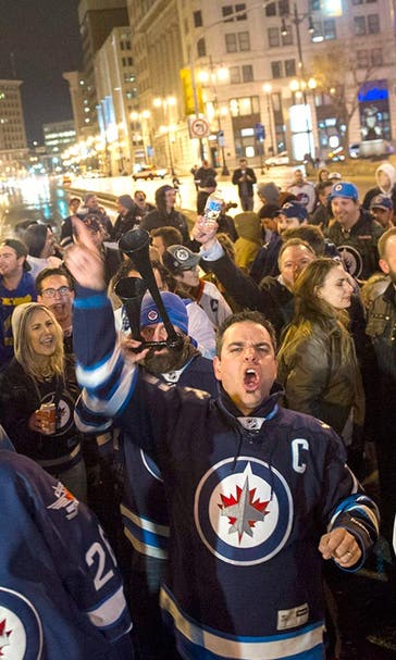 Fans planning whiteout in Winnipeg for return of NHL playoffs